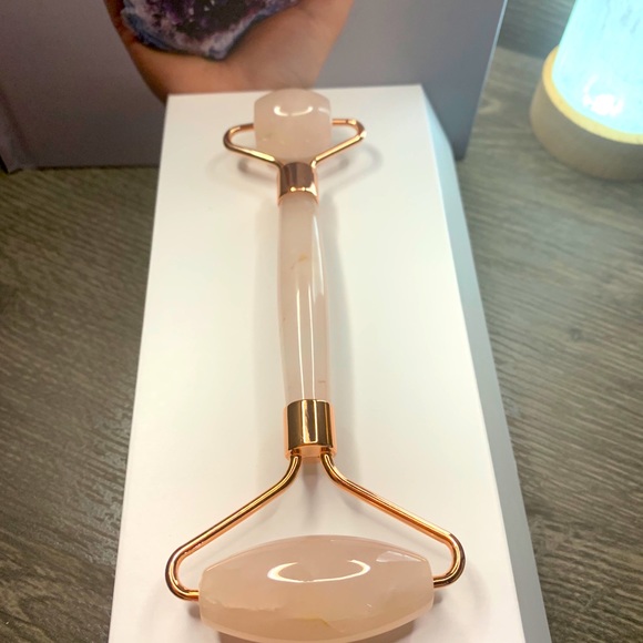 Rose Quartz Facial Roller - Picture 3 of 6